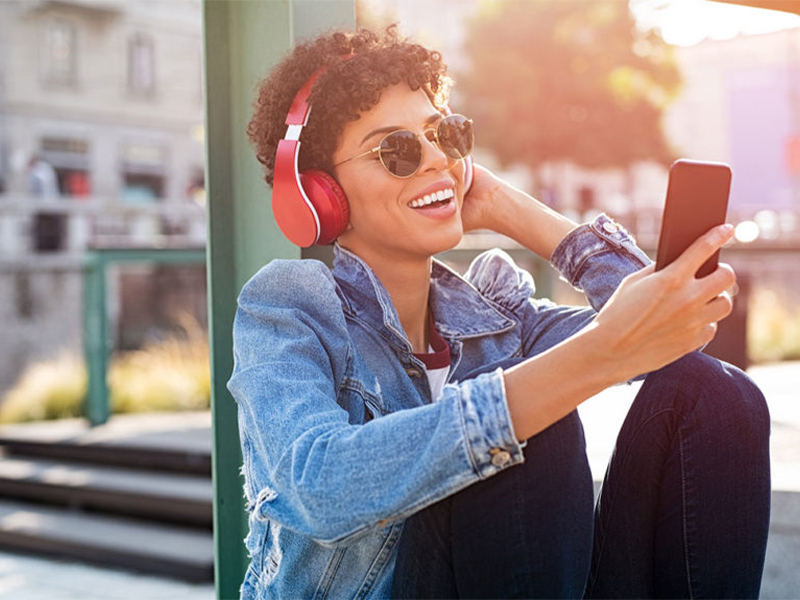 Người d&ugrave;ng sử dụng tai nghe để gọi điện với bạn b&egrave;